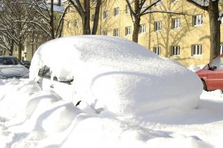 Mit Schnee bedecktes Auto