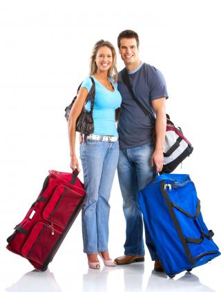 Paar mit Gepäck